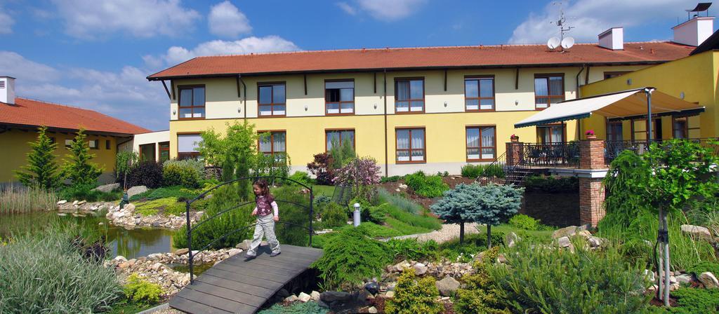 Wellness Hotel Happy Star Hnanice  Luaran gambar